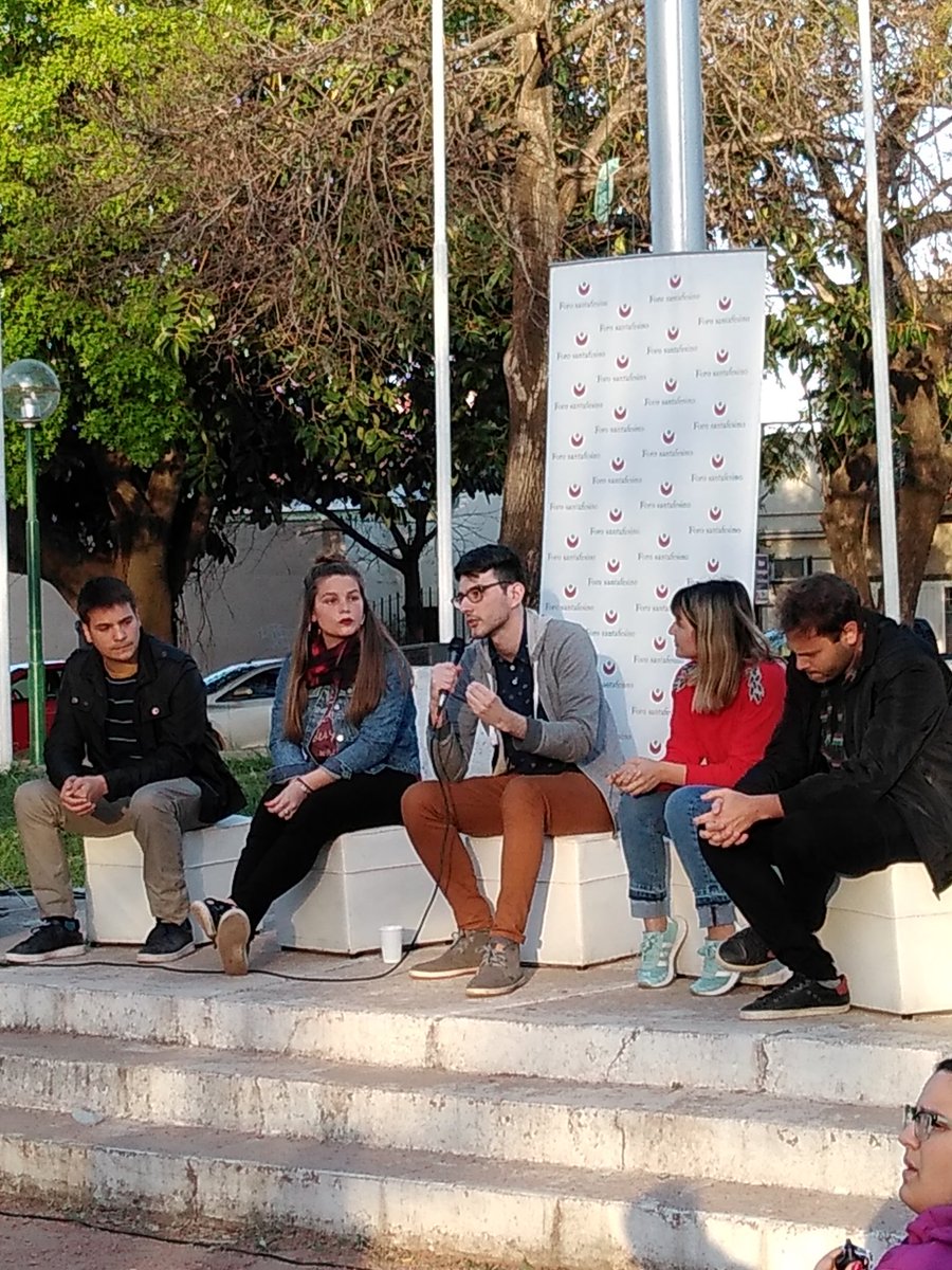 CrippaPablo's tweet photo. Exposición de @augusthur, creador de @virtuagora en #VocesJovenes. En la semana de las juventudes, en un espacio público, pensando la ciudad que desean!!! https://t.co/sp3U6SsvDr
