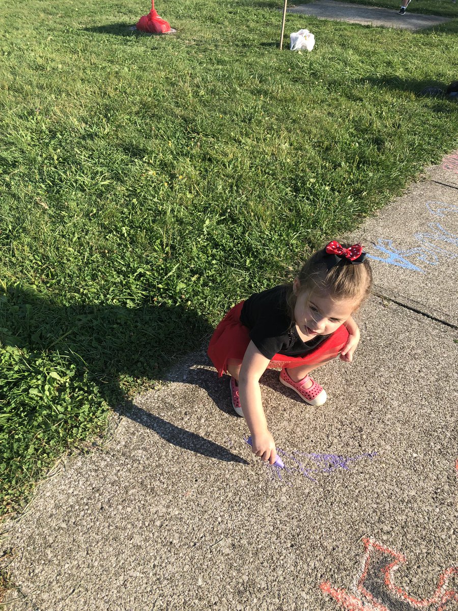 KellyAnnMoran's tweet photo. Come check us out at the sidewalk chalk station! 🖤❤️🖤❤️🏈
#WeAreChardon
#peprally #homecoming #Toppertown
@ChardonSchools @4ChardonSchools https://t.co/eahc2yWmho