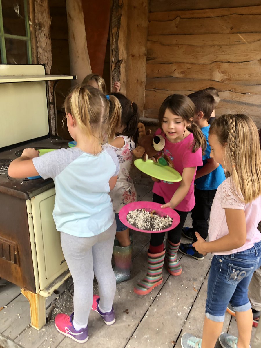 room3adventures's tweet photo. Amazing field trip to the Arnes Farmer’s Market. A big THANK YOU to Mr.Gilbart, Dennis Bobrovich &amp; family for a great day! @WpgBeachSchool https://t.co/dd7vMYZHZ5