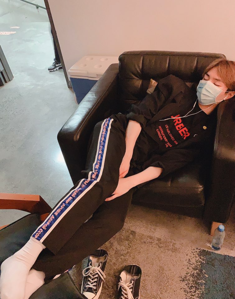 CUBE_PTG's tweet photo. [#PTG_PRISM_CHALLENGE : MONTERREY 🌵]
[#유토] 자면서도 음악 듣는 키노♬ 오늘 공연도 잘해보자!!!

#2019_PENTAGON_WORLDTOUR  
#PRISM https://t.co/3zcpt0HRyQ