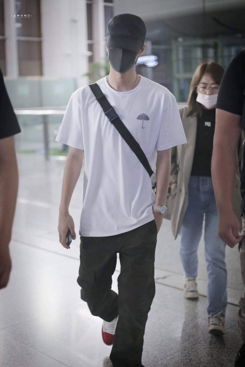 UNIQ_FC_Thai's tweet photo. ภาพอี้ป๋อที่ สนบ.ก่อนจะมาไทยค่ะ 
คาดว่าคงใกล้ลงแล้ว แต่ออก VIP หรือเปล่า? ยังไงขอให้น้องเซฟ &amp; รีบเข้าที่พัก..จะได้รีบพักผ่อนนะจ๊ะ 
See U tomorrow #WangYibo
#WelcomeTheUntamedtoThailand
#WelcomeWangYibotoThailand https://t.co/wVn2m9lDl2