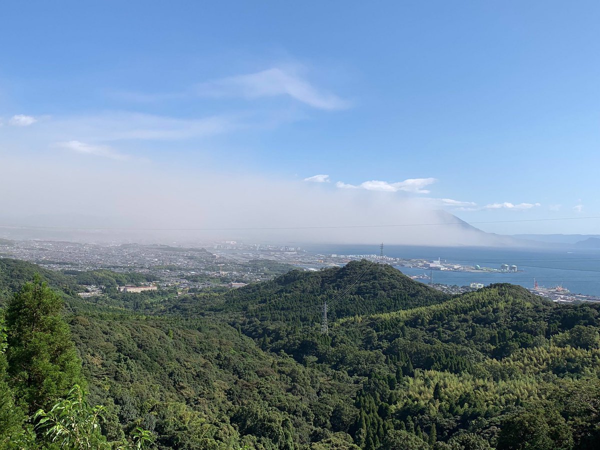 buentei's tweet photo. 写真は、#桜島 の火山灰に���われた鹿児島市です。
暑さ寒さも彼岸まで。と言いますが、
 桜島の火山灰が季節風に乗ってこちら（鹿児島市側）に飛んでくるうちは、まだまだ夏が続きますね。
かごしまの人は風向きで季節を感じます。 #ぶえん亭 https://t.co/WRYEZPs0aC