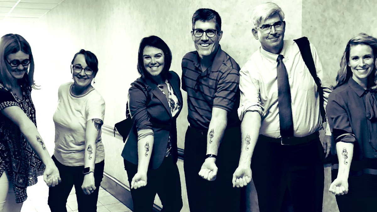 Gracetron's tweet photo. Some heavyweights and some entry level death eaters, I mean, forensic pathologists. When in Orlando... โก๏ธ๐งโโ๏ธโจ๐ช #CAP19ORL #canthelpit #tooeasy #harrypotter #gohufflepuff @Pathologists https://t.co/aZy2W9IE5r