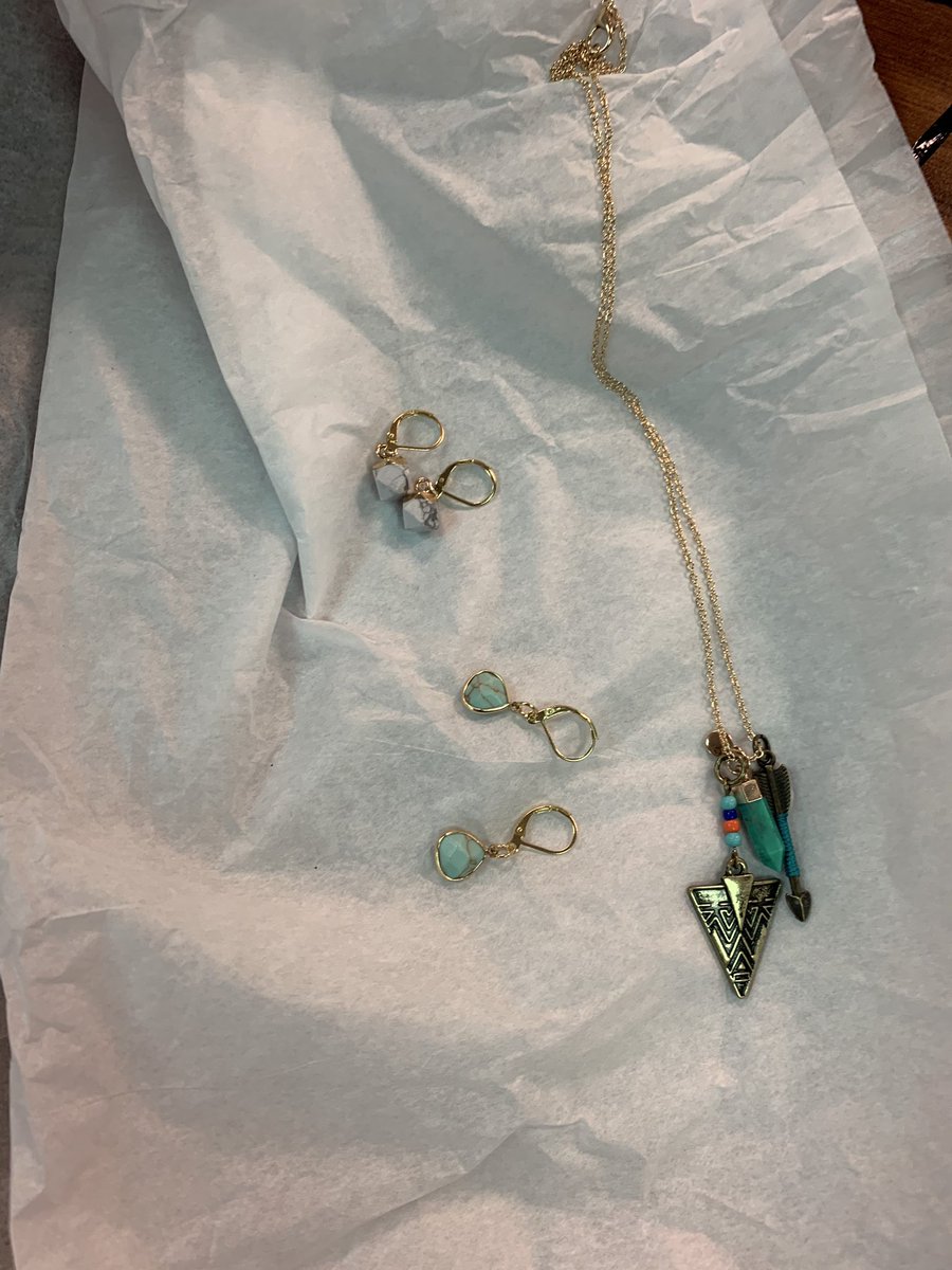 Estavinoha1KISD's tweet photo. My talented student brought me a gift today! Thank you for sharing your beautiful art with me! #kleinfamily #hildehasheart @KleinISD @HildebrandtKISD https://t.co/2NFYk9MRs5