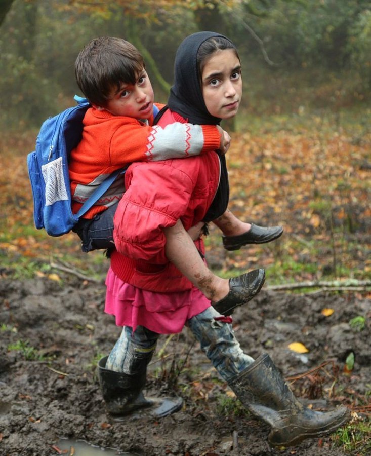 Afganistan'da kardeşini okula götüren bir abla...