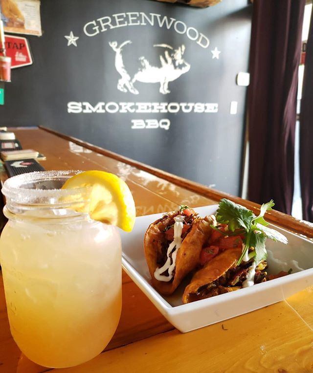 Smoked pulled beef tacos , in a crispy corn tortilla. And try our smoked bourbon lemonade. Starts today till sold out 😭 ——————————————————————
📌Greenwood Smokehouse
673 Danforth Ave, Toronto, On
Hours:
Tues - Thurs 5PM-10PM
Fri 12PM-11PM
Sat 11AM-11P… ift.tt/34Xm7hh)