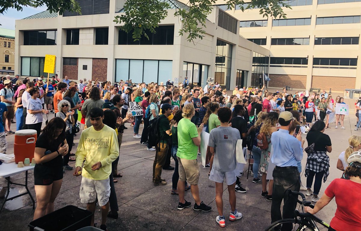 fati_flo12's tweet photo. The #ClimateStrikes around the world today demonstrate the importance of youth activism &amp; collective power. It is clear that inaction on behalf of our representatives is not an option. We need to act to protect our planet now! 🌏🌳♻️

#YouthStrike4Climate
#ClimateChange https://t.co/ViengCTMDF