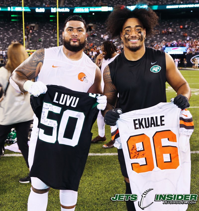 rorphotos's tweet photo. @tanielu_ekuale and @frankluvu7 meet after the MNF game between the Jets and Browns. The former @WSUCougarFB teammates who both hail from American Samoa traded jerseys. Too bad #LukeFalk wasn't nearby!#GoCougs https://t.co/1VeKkxP51p