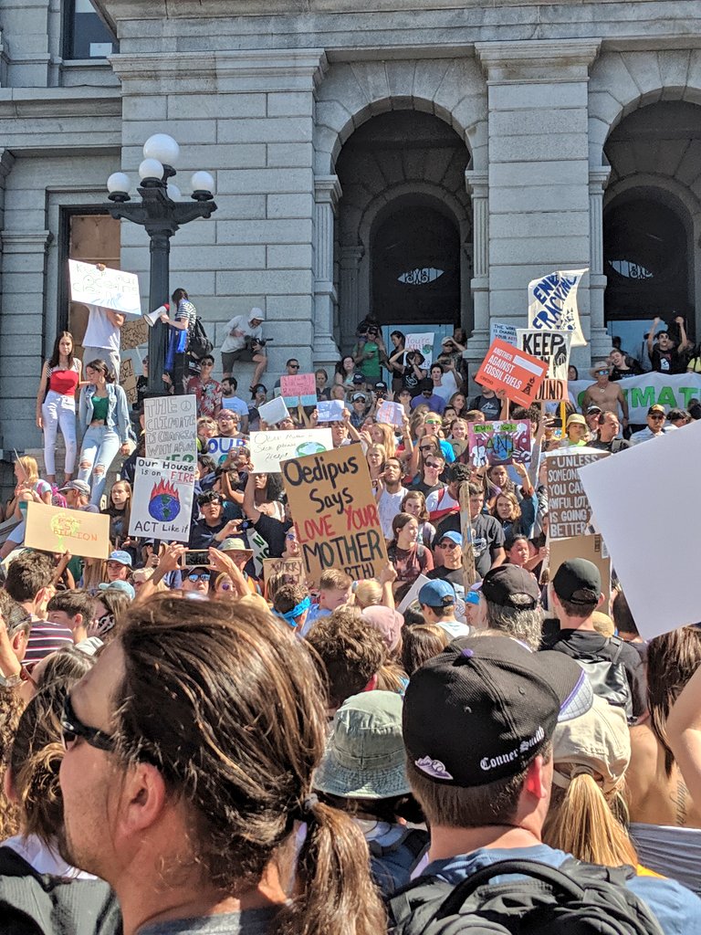 gracelosurdo's tweet photo. Proud of you Denver!!! 💯🙌🏼✊🏼🌎
#ClimateStrike #DenverClimateStrike #ClimateChange #GreenNewDeal https://t.co/A8OvIfpMiO