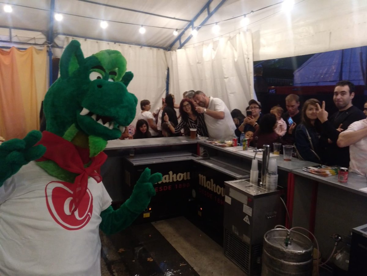 A pesar de la lluvia aquí seguimos en la caseta de La Arroba, al pié del cañón, porque las fiestas con La Arroba molan. Os esperamos en la caseta haga frío o llueva para atender todos vuestros pedidos.
¡Elipón estuvo haciéndose un selfie con todos!