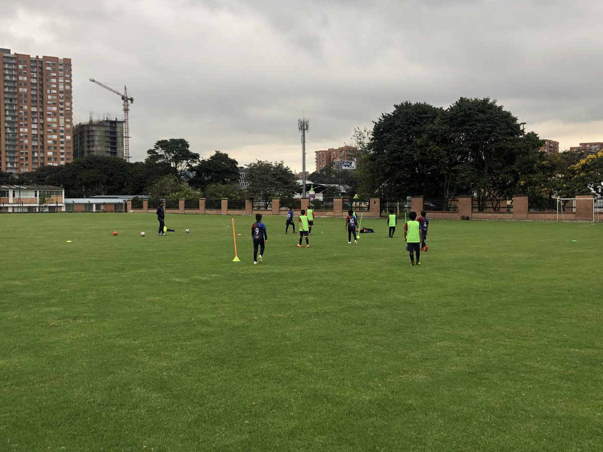 JdiezFc's tweet photo. @JdiezFc en su entrenamiento de los viernes, ya estamos de regreso en la cancha de fútbol del club de oficiales @PoliciaColombia https://t.co/O5hvZxUjNW