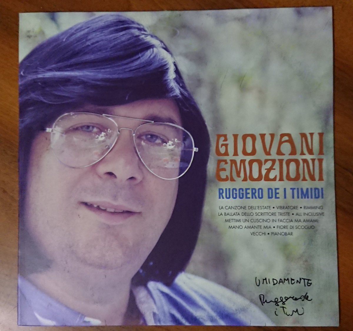 Splendido album, finalmente anche autografato, e fantastico concerto.  #RuggerodeiTimidi #GiovaniEmozioni
 #friulidoc #concertoLive #musicaItaliana #fvg #umidamente #FVGlive #splendidaserata  #friuliveneziagiulia #unerobevergognosissime