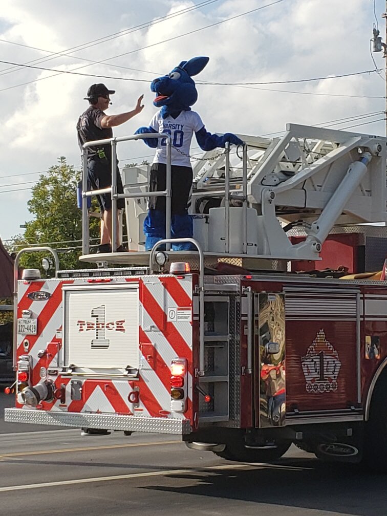 whsRileyRoo's tweet photo. Had a blast at the parade yesterday! Hope to see everyone at our HOCO game tonight! #RooPride https://t.co/ujiZtL5chg