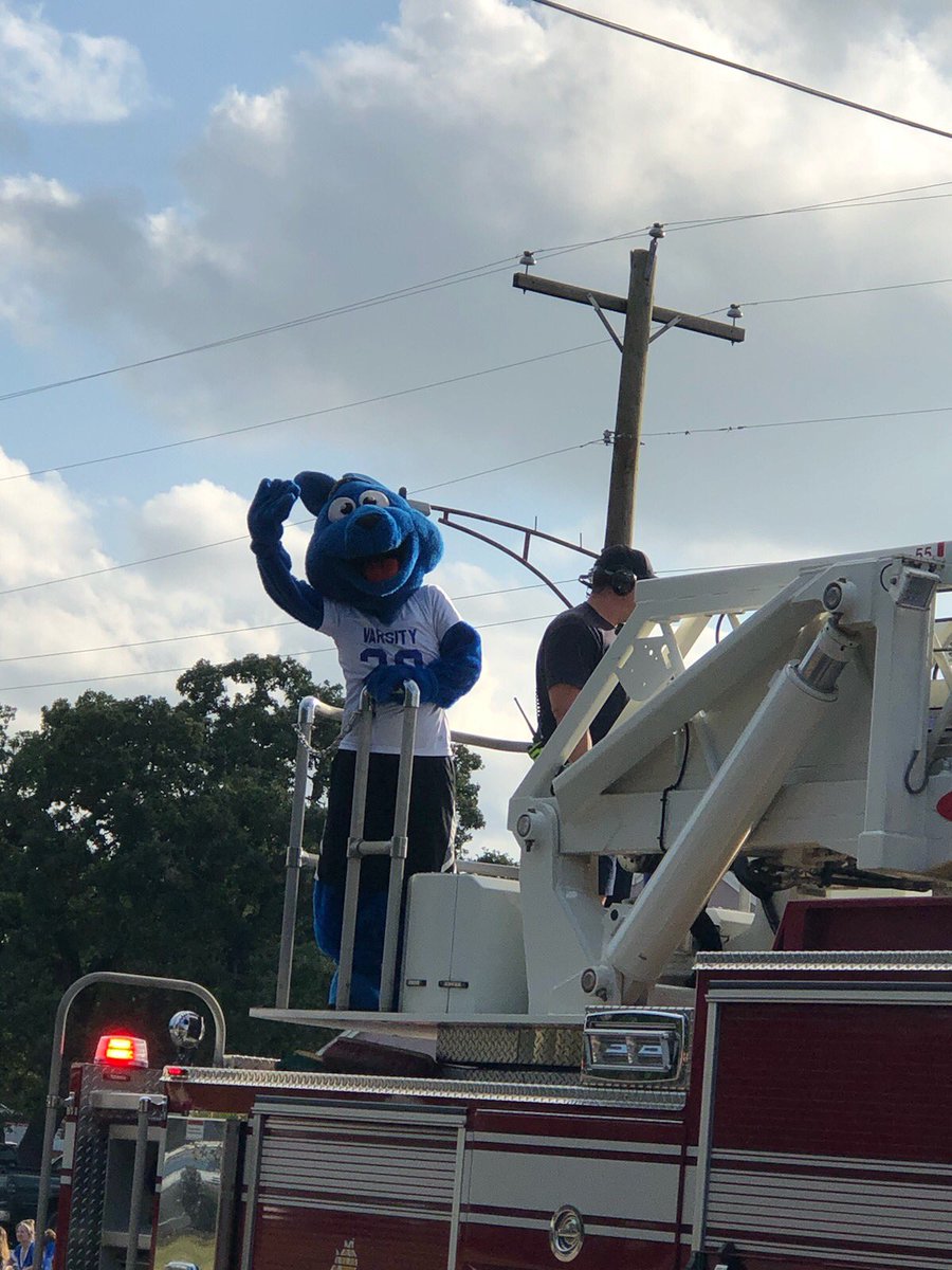 whsRileyRoo's tweet photo. Had a blast at the parade yesterday! Hope to see everyone at our HOCO game tonight! #RooPride https://t.co/ujiZtL5chg