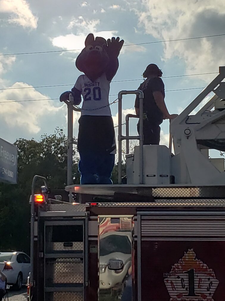 whsRileyRoo's tweet photo. Had a blast at the parade yesterday! Hope to see everyone at our HOCO game tonight! #RooPride https://t.co/ujiZtL5chg