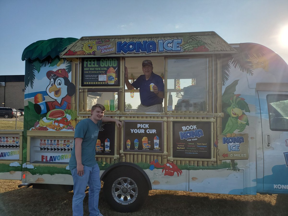 RHS_SID's tweet photo. Don't forget theme tonight is Beach Night at #TomahawkStadium Nothing says Beach like @KONAICE #spoonup #arrowsup @RHS_sports @WGNSSports @cecil_joyce @Mboro_Post https://t.co/G1VPPWY56S