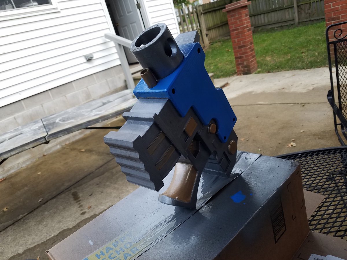 TheLonelyHavoc's tweet photo. Painting the bolt pistol for tomorrow! #BattleForBooks #warmongers #Warhammer40k https://t.co/9suxlhhLQP