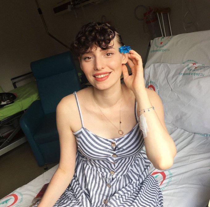 #neslicantay saatlerdir yutkunamiyorum. yoğun bakımda olduğunu duyduğum günden beri... annesi kanser tedavisi gören bir evlât olarak yüreğim param parca oldu malesef yaşayan bilir ki Allah kimselere yaşarmasın.  Hayat kısa ve ölüm var sevdiklerinize vakit varken sarilin