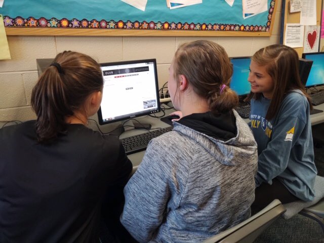 ECCHS_GA's tweet photo. Today on National Register to Vote day our Elbert County High School Student Ambassadors helped register fellow students to vote. They helped their peers through the electronic registration process. #GASOSAMBASSADORS https://t.co/Eh8wFux6kK