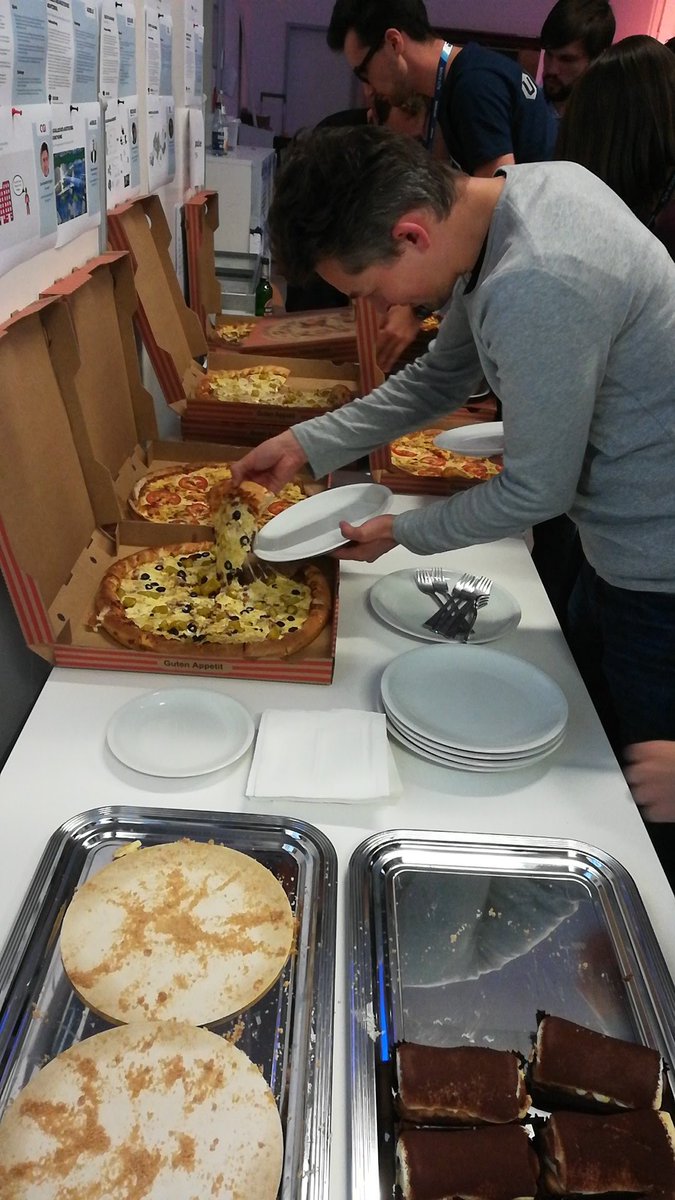 DerEddyG's tweet photo. #HackHB19 It's Pizzatime https://t.co/xoKK7T9yNg