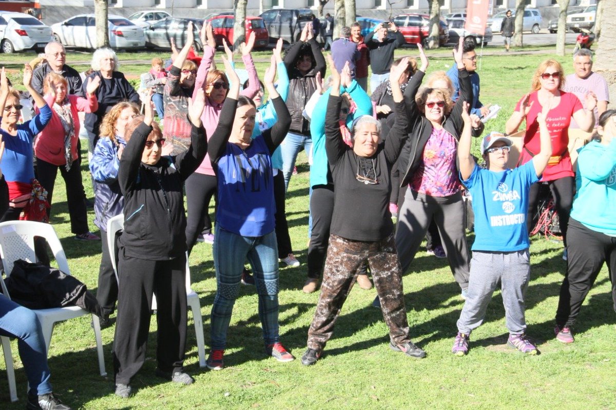 facumlopez's tweet photo. Para agasajarlos en el #DíaDelJubilado, compartimos una hermosa tarde al aire libre con nuestros adultos mayores. Que se sientan activos e incluidos en la comunidad es lo que siempre les transmitimos, y hoy organizamos una jornada recreativa para que disfruten su día https://t.co/jMh7BqexGj