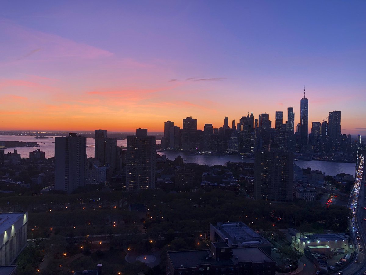 LogiczSinCere's tweet photo. The #sunset over #NYC ‘s #fidi .. the financial capital of the world !! What a view ! https://t.co/iwWrAf889X