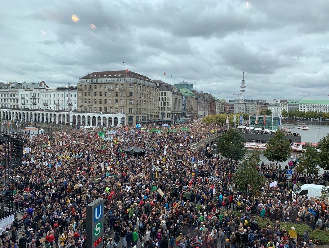 MarchForScience's tweet photo. THANK YOU to everyone who went on strike today. Young people, scientists, teachers, doctors, tech workers, adults. THIS is what a movement that will change the world and build a more sustainable and just future for all looks like.
#UniteBehindTheScience #ClimateStrike https://t.co/a3KgmZkyth
