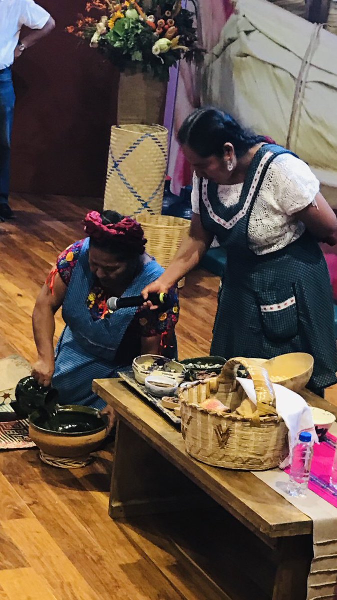 ConApetito's tweet photo. No necesitamos de espumas de la cocina molecular, nosotros tenemos nuestro capuchino zapoteco (choco atole), asegura la reconocida cocinera tradicional Abigail Mendoza, en El 3 Encuentro de Cocineras Tradicionales de Oaxaca. https://t.co/0JE5dhTdKj