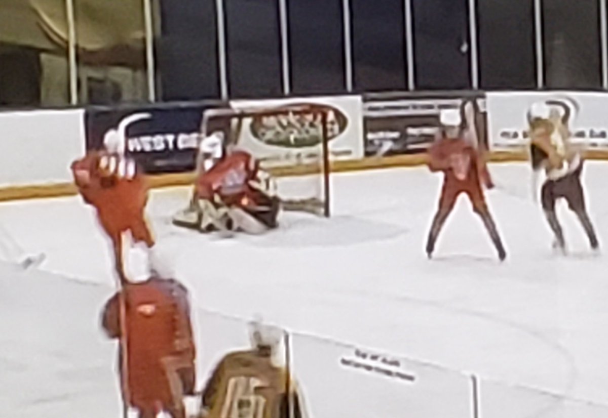 tmmvol's tweet photo. Live streaming @95HockeyGiants U16 ! #playformitch #18foreverstrong #carsoninnet #95Giants https://t.co/RDKhu6BdtP