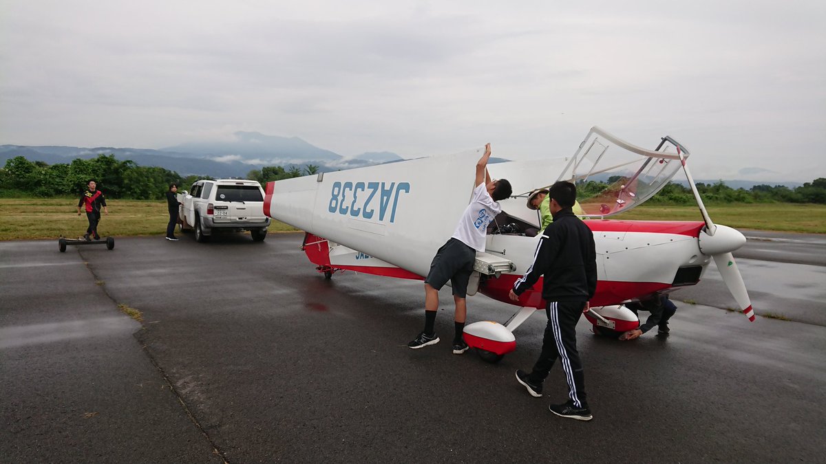 大阪大学体育会航空部 パイロット募集中 おはようございます 長野市滑空場でのフライト3日目です 信州大は帰り 今度は防大の人がきました 生憎の空模様ですが ファルケを組んでます