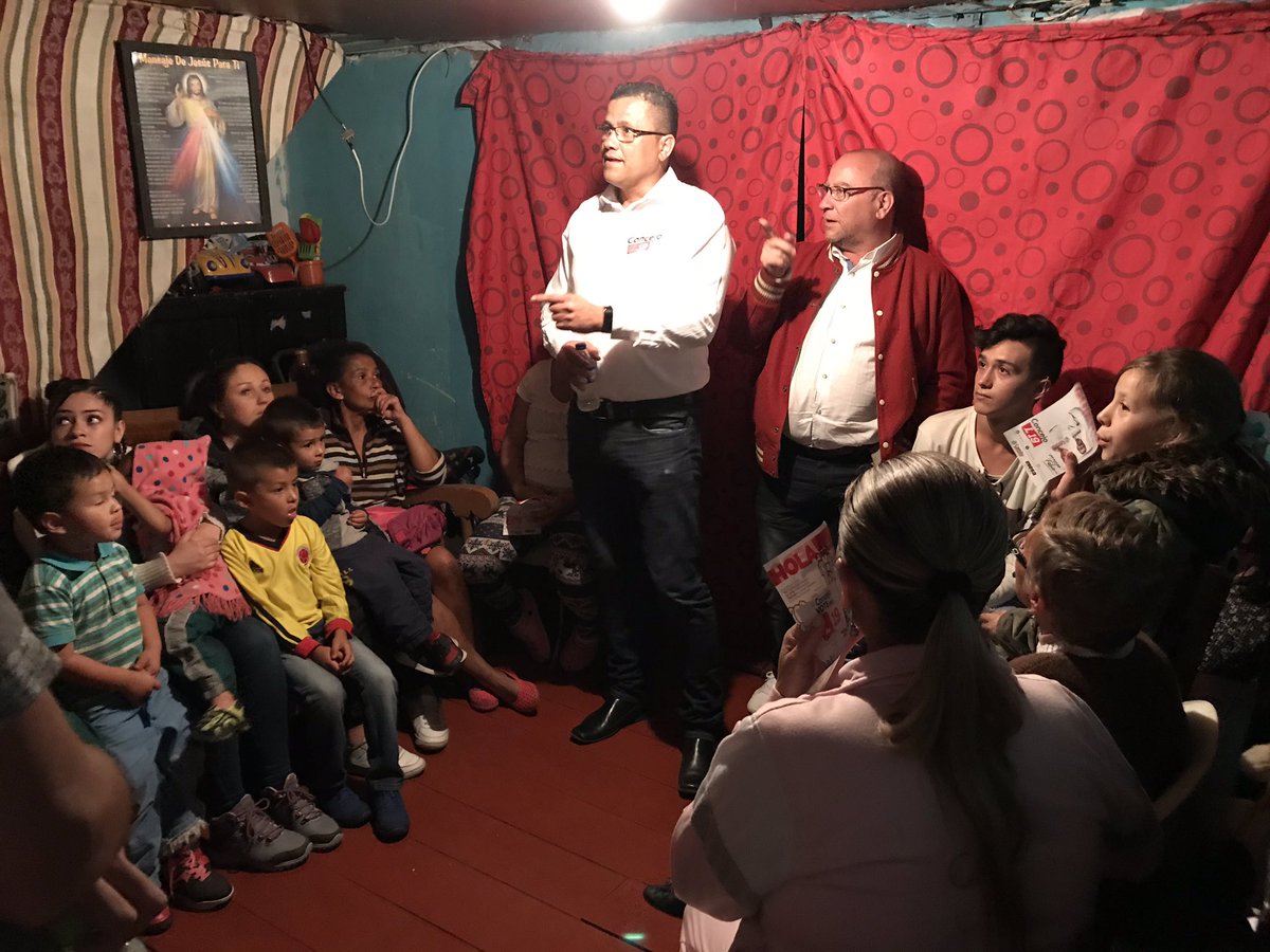 concejalhectorf's tweet photo. Llegamos a #BarriosUnidos, gracias a Julián por presentarnos a sus amigos y familia, quienes desde ya depositan la confianza en este #Concejal #L19 https://t.co/qnxPmr8i8T