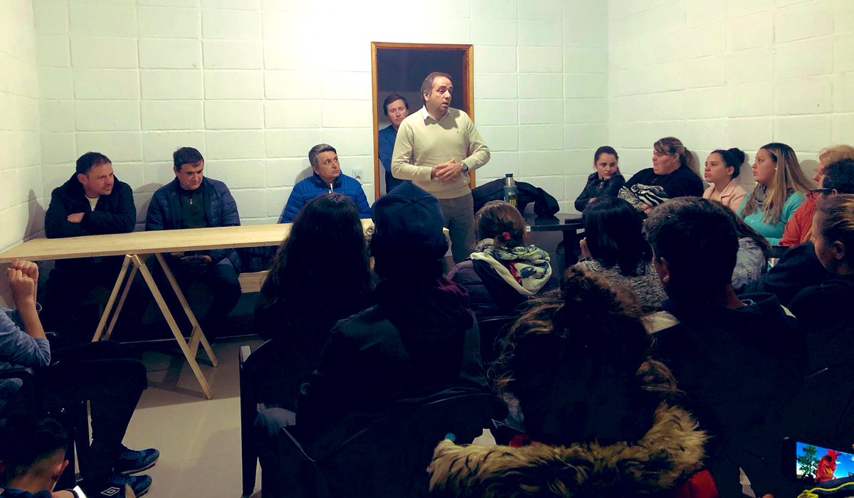 Sebandujar's tweet photo. Conversándo con vecinos de Barrio Obelisco en el Club de la #lista33 #loquenosune 

@Edil_alerepetto @edilmetediera 
@PrRAULPONCE1 @elenalancaster_ https://t.co/RLRi6FXUS2
