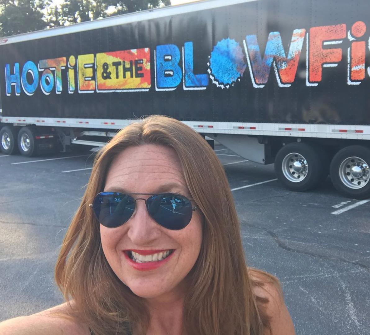AngieWardonline's tweet photo. The #GroupTherapyTour with @HootieTweets this summer was hot, but seeing them tonight in #Vegas at the #iHeartFestival2019 is cool! 😎 #watchthestream only on @TheCW https://t.co/AaV8A5LWgd #HornsUpATL🤘#iHeartCountry 🤠 https://t.co/POOHez0NLY