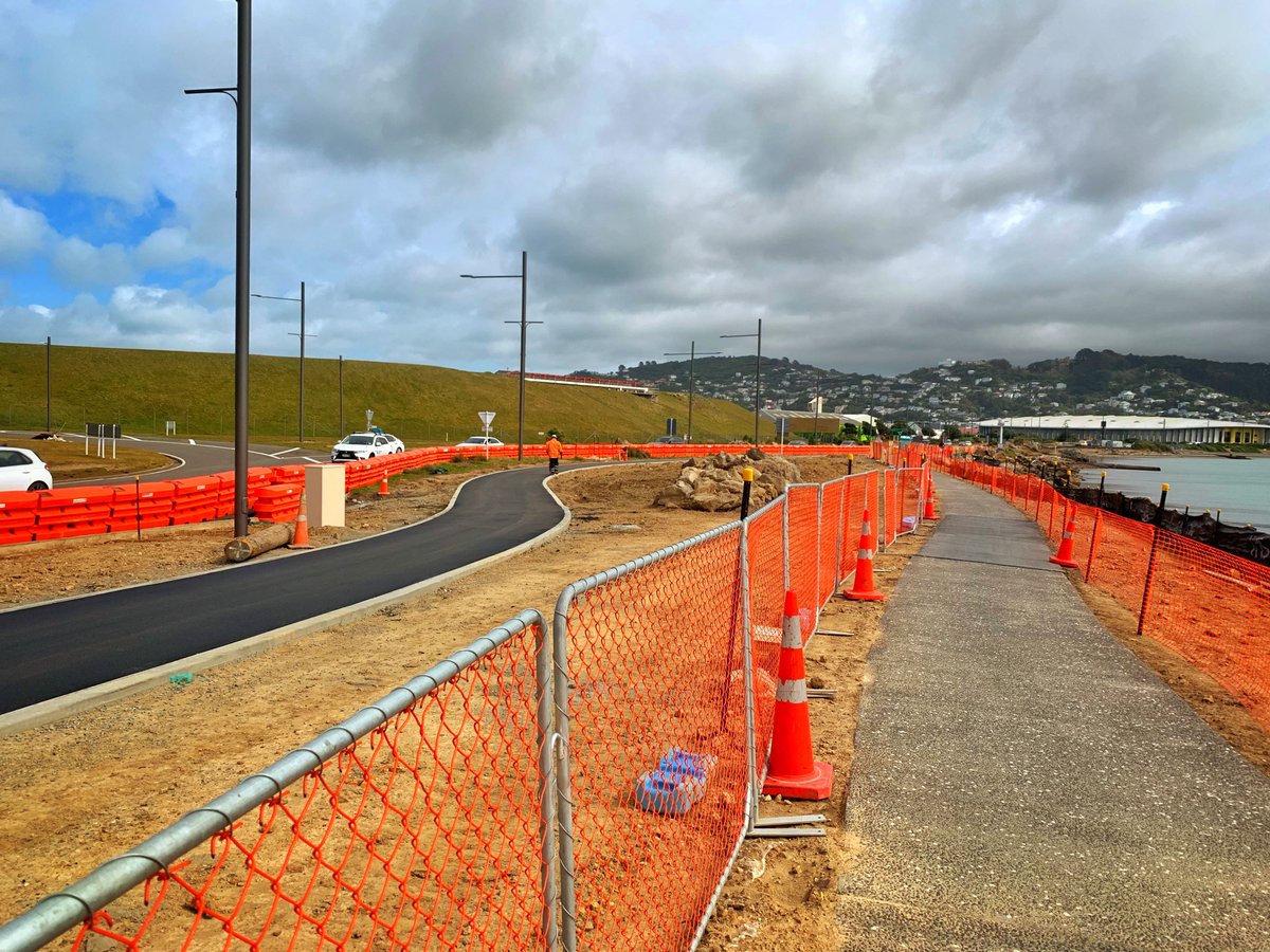 Cobham Drive in Wellington - nice to see new asphalt for non-car usage, on SH1 @NZTAWgtn <a href="/sarahfreenz/">Sarah Free</a> <a href="/ChrisCalviFree/">Chris Calvi-Freeman</a> @IBCycleWay