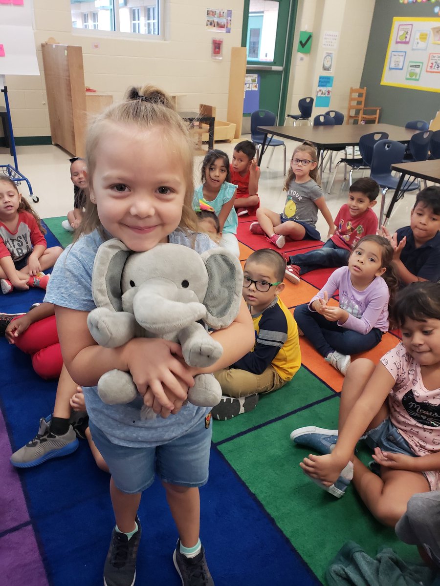 yesimedinak's tweet photo. Today Mabel taught us that vowels make 2 sounds! Today we celebrated our star names with the 'a' sound. @NISDKallison #NISD_ECE #nisdkallison https://t.co/MhOlKrK5Jg