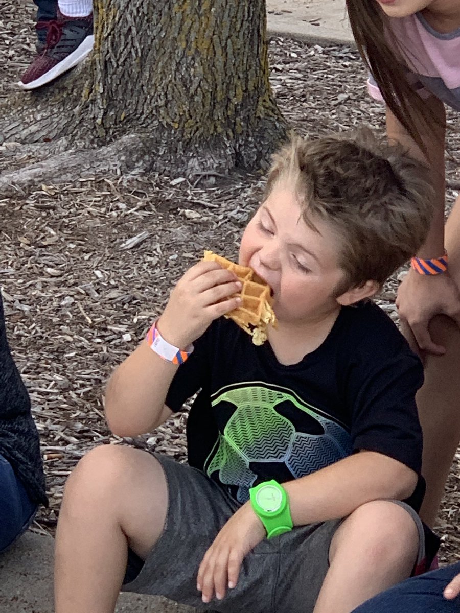 MaxeyElementary's tweet photo. Maxey Fun Night ROCKS! Thanks PTO and volunteers!!! A fun night for all! @MaxeyPTO @LPSorg https://t.co/sHd8MfsEu3