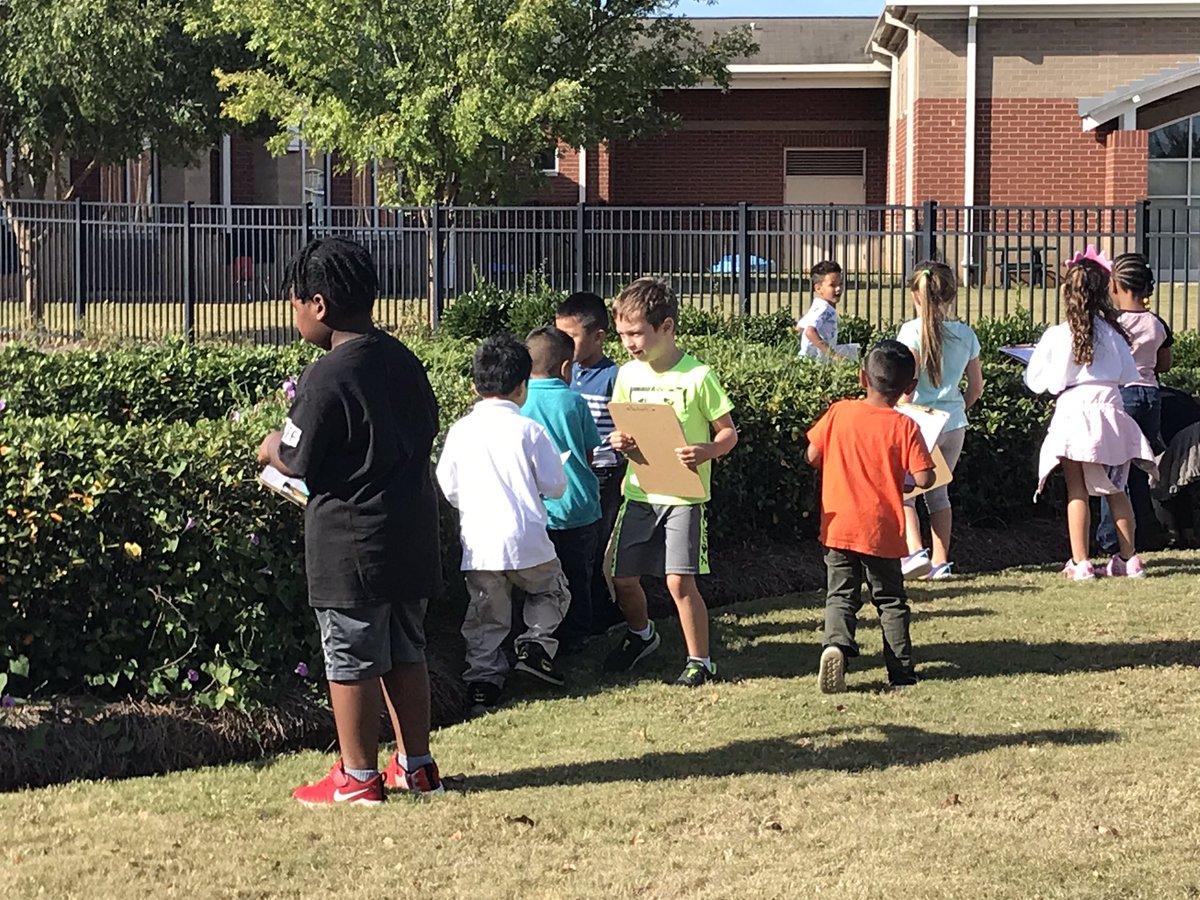 jboutwell27's tweet photo. We took our learning on the go today! We explored many places inside and outside of our school using our senses! https://t.co/3YPZuE423u