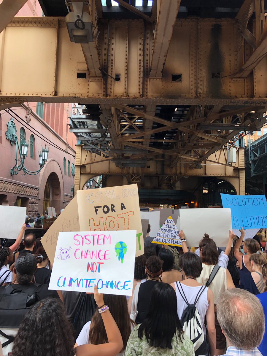 Unlisted949's tweet photo. #ClimateStrike #ClimateStrikechicago Chicago came out strong today to show support https://t.co/iVpMJuKW8l