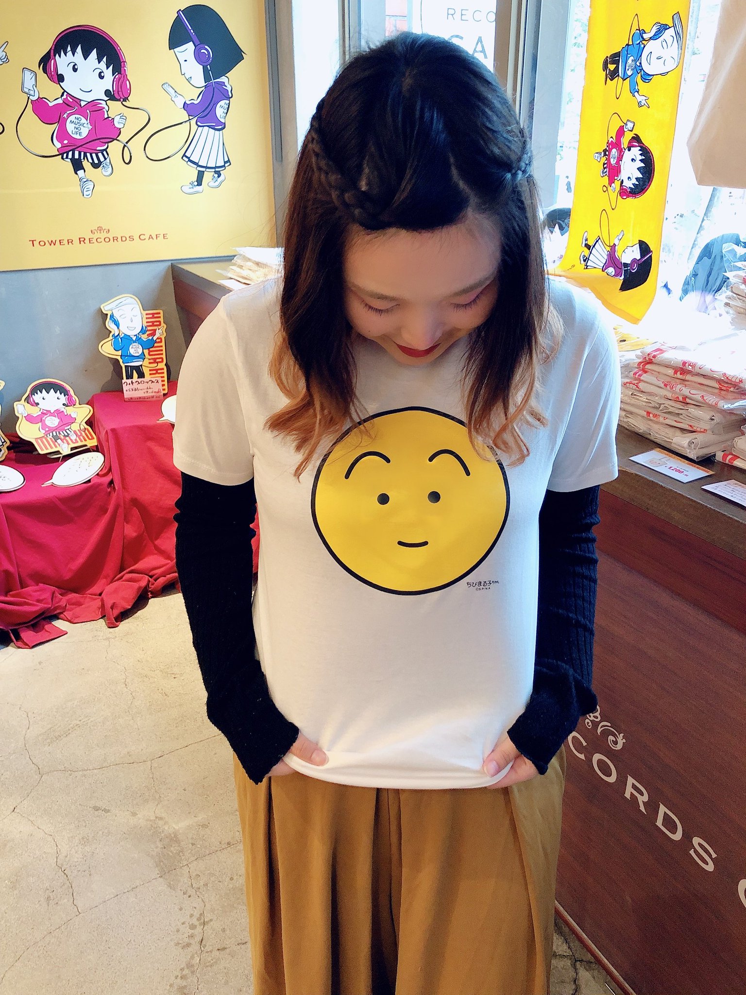タワーレコードカフェ 表参道店 ちびまる子ちゃん Tower Records Cafe こちらは大人気商品 ちびまる子ちゃん 顔柄tシャツ ホワイト 夏休みのまるちゃんが着てるおなじみのｔシャツ サイズはxs 160 S M Lの４種類展開 ファンには