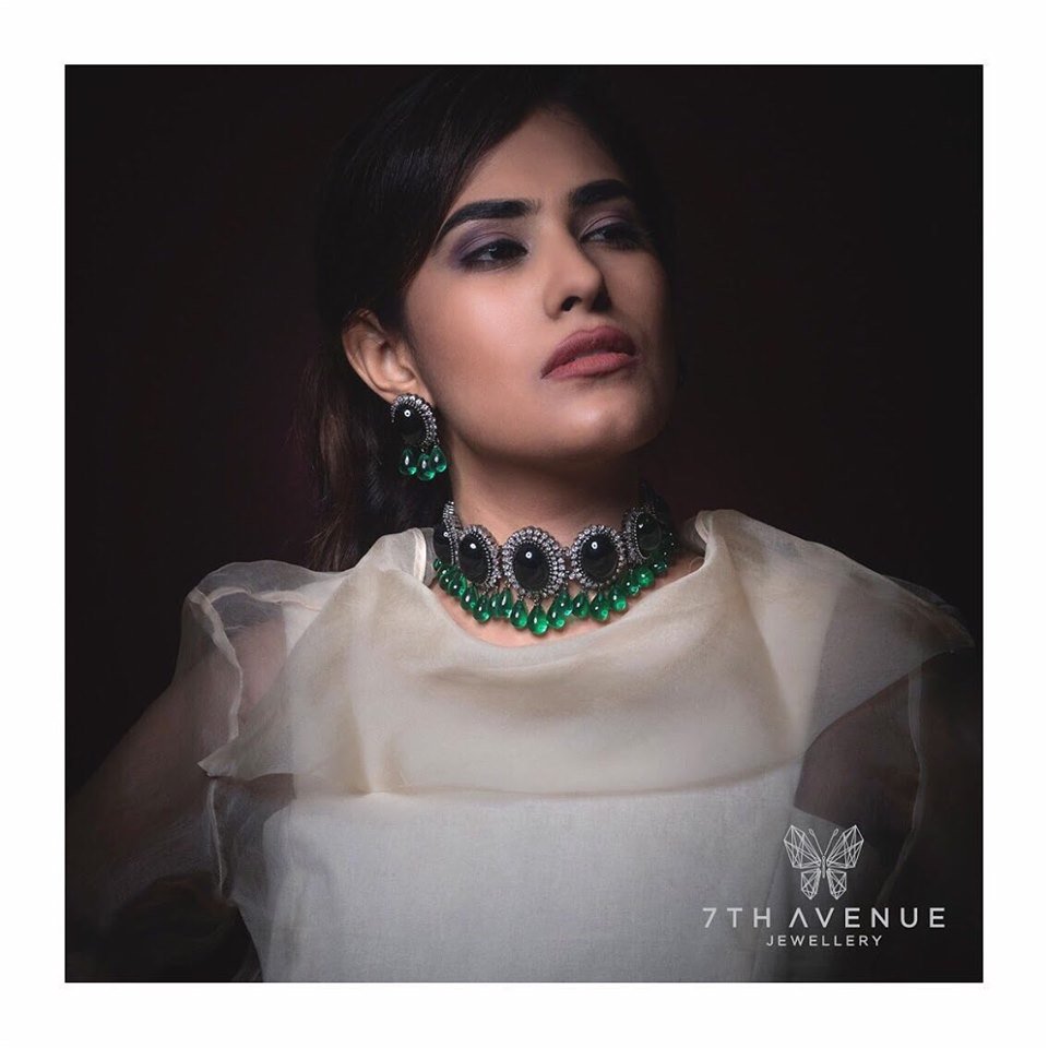7thJewellery's tweet photo. Our most loved Simulated Cabochon Emerald Choker Set ❤️
Shop online on https://t.co/5nM5NRDQ30 .
.
.
#emeralds #shoponline #7thavenuejewellery #destinationjewellery #destinationweddings #christmaswedding #traveljewellery #jewelry #jewelrydesigner #voguejewerly #harperzbazaar https://t.co/hsK51IPPxK