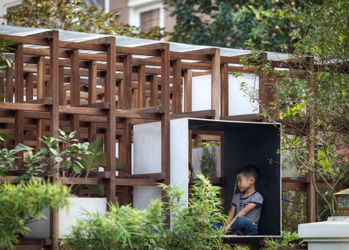 This library doubles as a city farm as a way for children to learn about self-sustaining ecosystems: at.dezeen.com/2CpPlZk