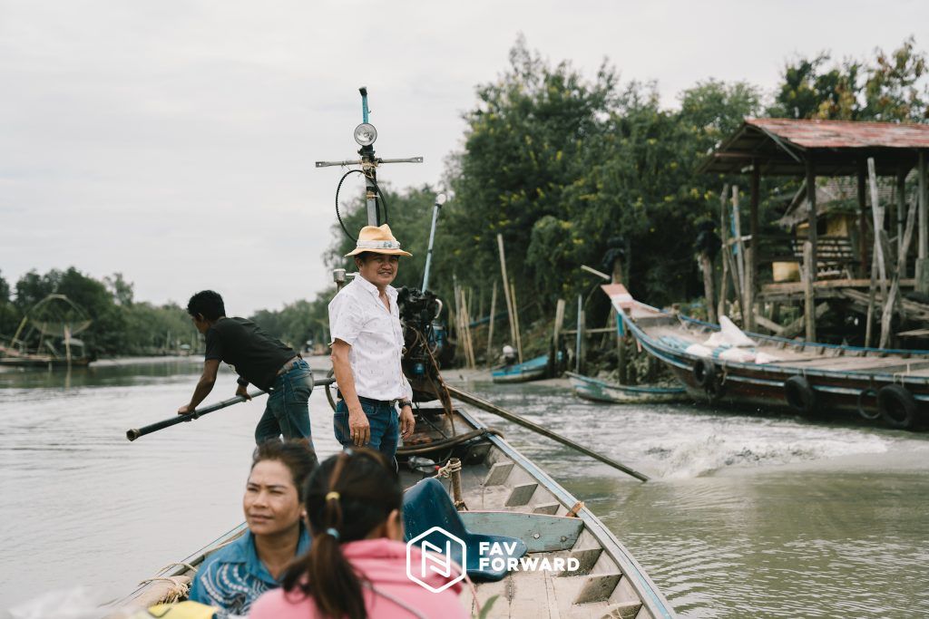 favfwd's tweet photo. วันหยุดแบบนี้ Fav Forward ขอพาหนีฝน ลงใต้ เที่ยว “ขนำน้อยหอยใหญ่” นั่งเรือลัดเลาะเที่ยวคลองชุมชนบางใบไม้ที่สุราษฎร์ธานี อีกหนึ่งจังหวัดที่น่าสนใจกันครับ อ่านรีวิวได้ที่นี่ - https://t.co/sEvmWU31gV
#Favforward #รีวิวสุราษฎร์ #ขนำน้อยหอยใหญ่ https://t.co/TCq51N7qvM