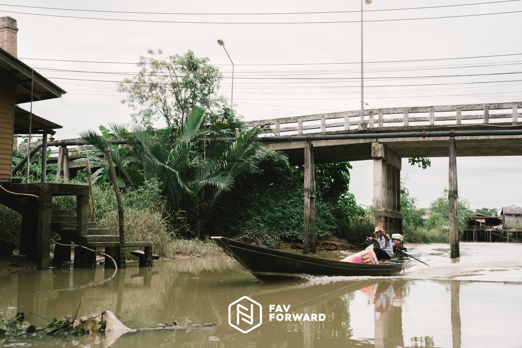 favfwd's tweet photo. วันหยุดแบบนี้ Fav Forward ขอพาหนีฝน ลงใต้ เที่ยว “ขนำน้อยหอยใหญ่” นั่งเรือลัดเลาะเที่ยวคลองชุมชนบางใบไม้ที่สุราษฎร์ธานี อีกหนึ่งจังหวัดที่น่าสนใจกันครับ อ่านรีวิวได้ที่นี่ - https://t.co/sEvmWU31gV
#Favforward #รีวิวสุราษฎร์ #ขนำน้อยหอยใหญ่ https://t.co/TCq51N7qvM