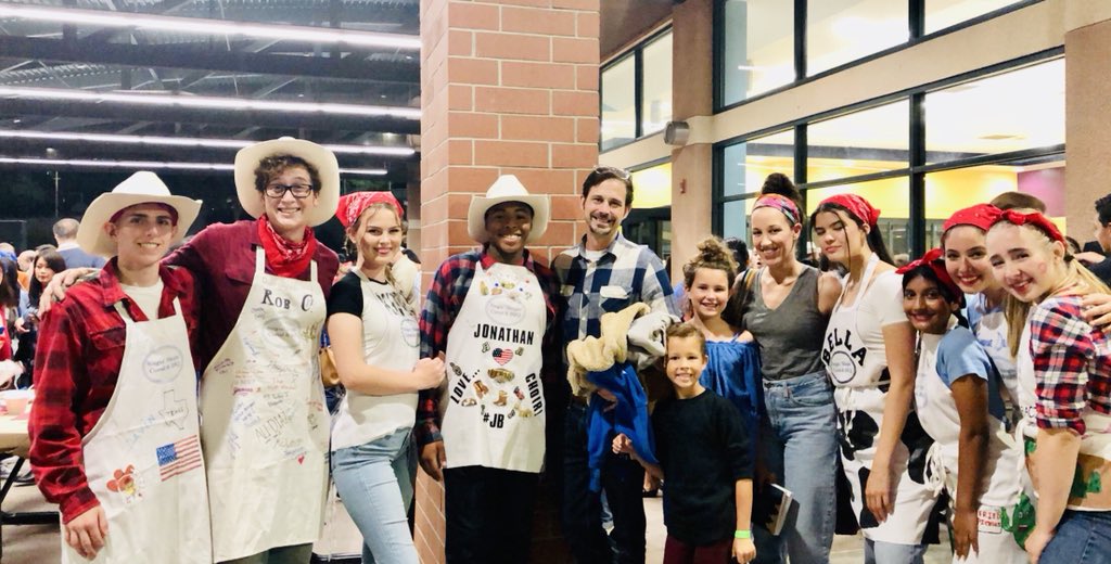 BHSvocals's tweet photo. Thanks @BHSBUSD #DrC for your support tonight #family 🥰🙌🏽#BhsPrincipal 🎤🕺🏿💃🏽#SINGINGSLINGINGBBQ #bhsshowchoir #INSYNC #IMPRESSIONS #OOTB #SOUNDDOGS https://t.co/9fSIlluODP