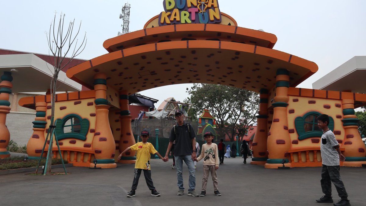 echimustika's tweet image. Family  Time banget dehh...  Bundanya bagian foto, Super Boy pada bergaya disana #hauntedcoaster #magicalunicorns #bloggerday