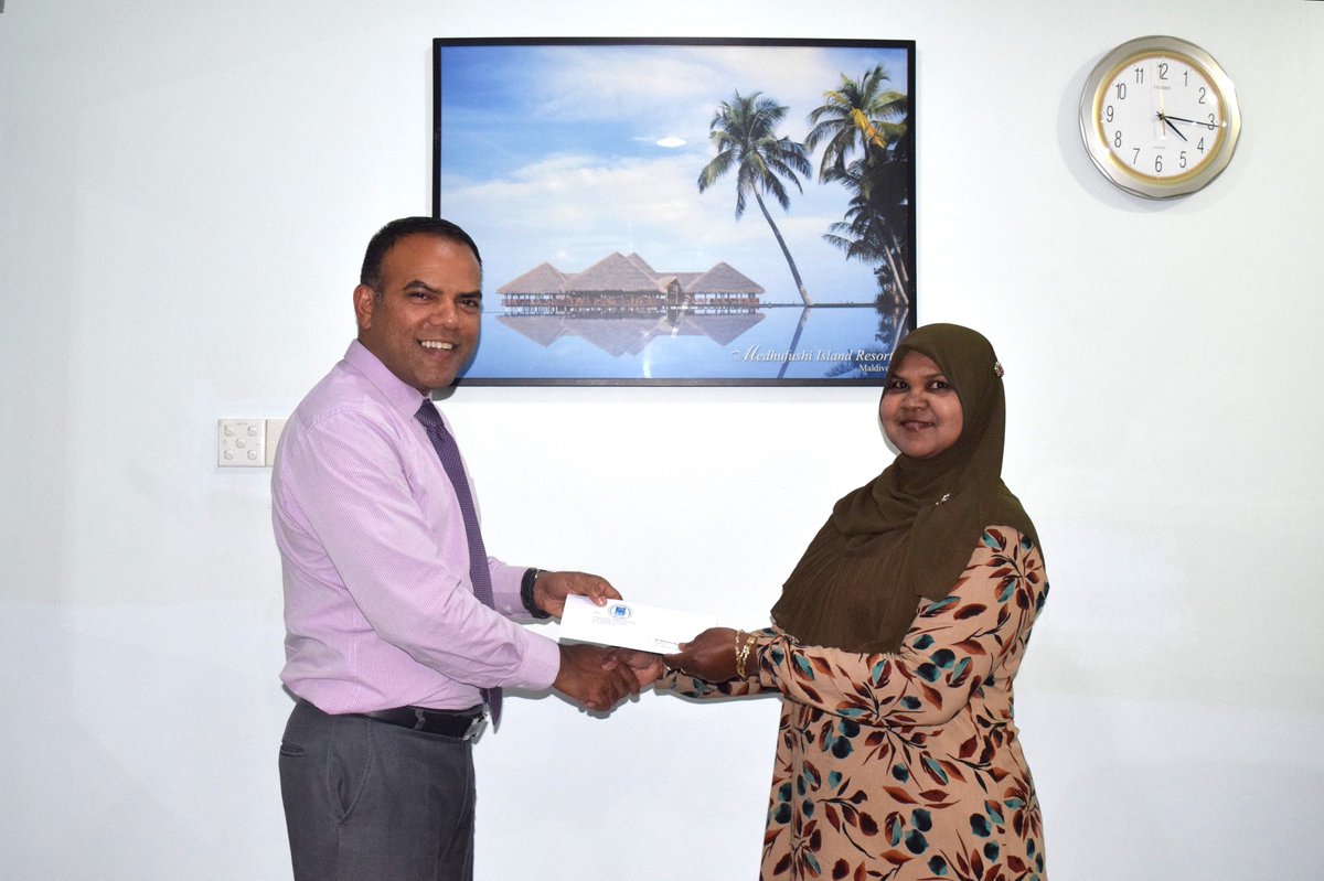 StockExchangeMV's tweet image. Congratulations Rukhsana Moosa!

Lucky winner of our "Sign Up to Infinity &amp;amp; Win" campaign, for week eight.

The prize was awarded by @Ahmadh_Hamza on behalf of @AAA_Hotels.

#MedhufushiMaldives 
@OoredooMaldives 

#SignUptoInfinityandWin #InfinityMV