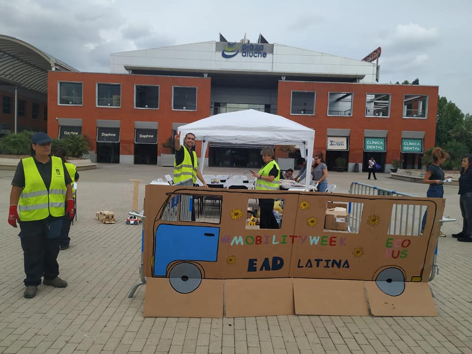 Aso_Progestion's tweet photo. ¡Así colaboraba ayer el #EquipoActuaciónDistrital de #Latina en #CaminaConMadrid! 😉👇Nuestro #EAD se ha sumado al programa del Ayuntamiento @MADRID con motivo de la #SemanaEuropeaMovilidad, realizando en la plaza de #Aluche un taller de #juguetes con materiales reciclados. https://t.co/xe6DiKj8C3