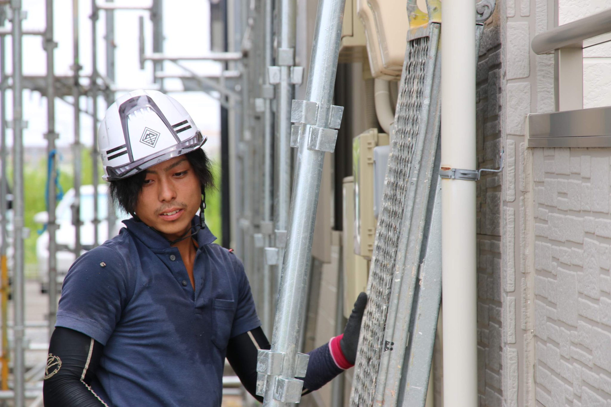 塗替え道場 今日の名古屋ははっきりしない空模様 どんよりした空気を吹き飛ばすようなイケメン台風 カンタのクール キュートな姿をお届け 塗替え道場tv Youtube 職人 イケメン 細マッチョ
