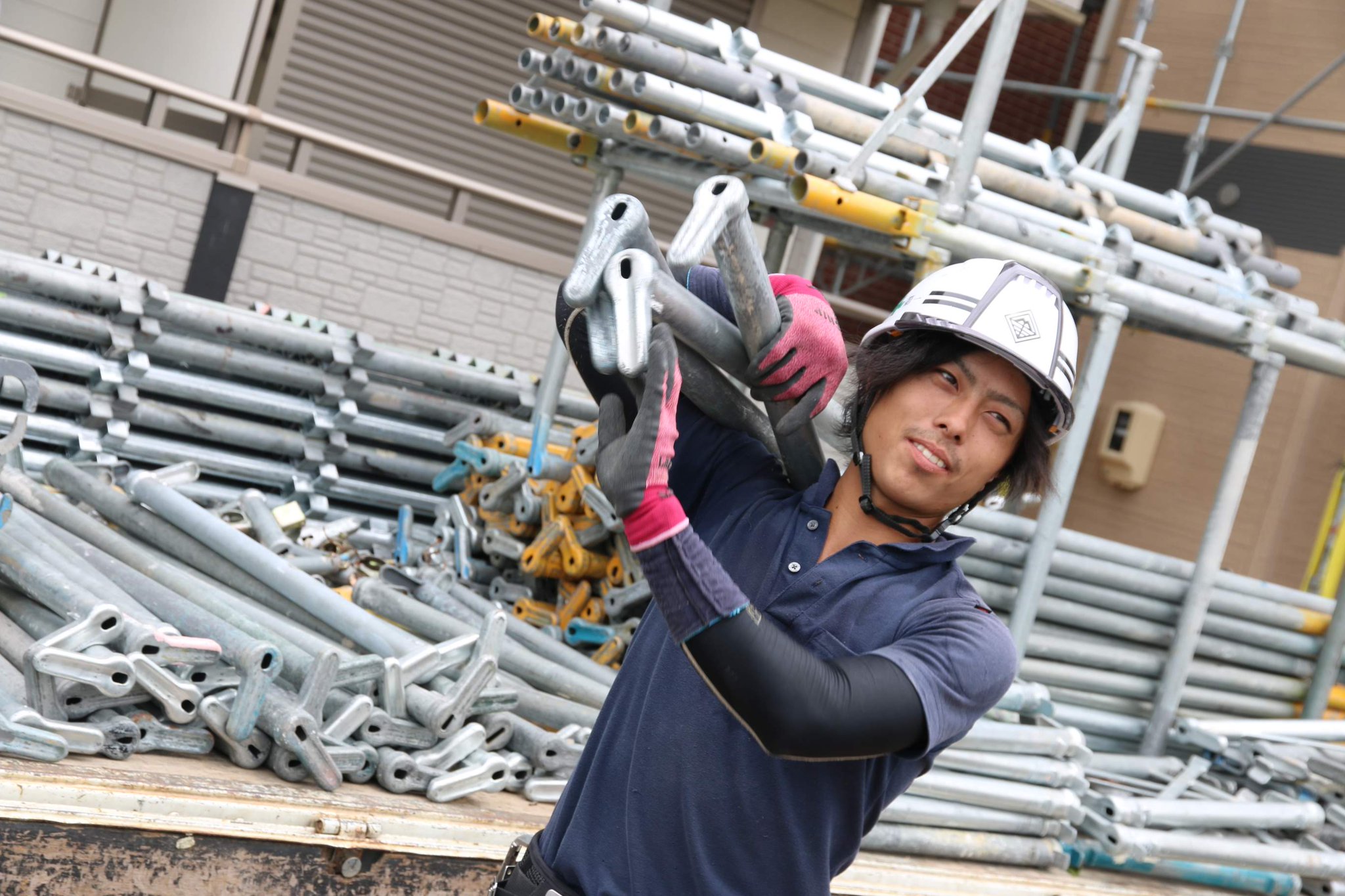 塗替え道場 今日の名古屋ははっきりしない空模様 どんよりした空気を吹き飛ばすようなイケメン台風 カンタのクール キュートな姿をお届け 塗替え道場tv Youtube 職人 イケメン 細マッチョ