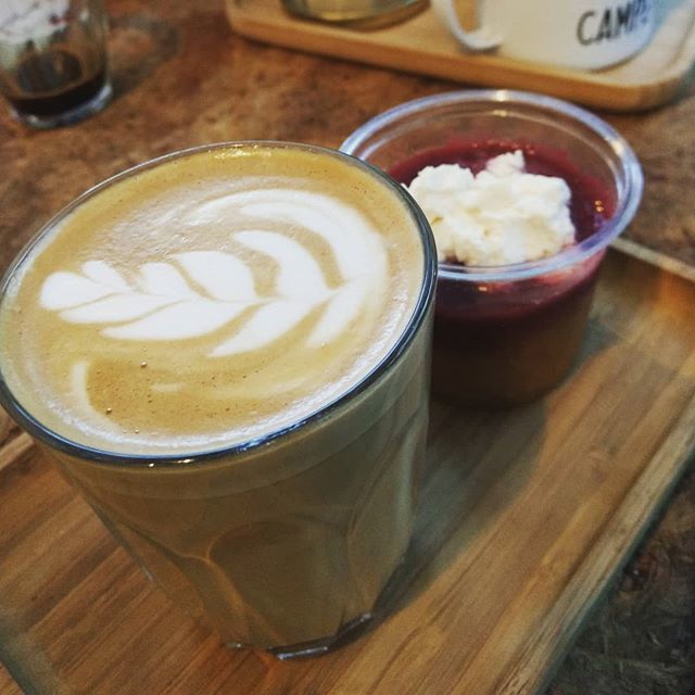 leperco_'s tweet photo. Combo du samedi matin : Latte / Verrine Compotée pomme poire, coulis framboise, meringue.
A tout de suite au marché bio de la place du forum.
Café : Ethiopie Hangadhi Bio @cafemokxa https://t.co/yXaoyzNgQK https://t.co/4ShkD0jLEr